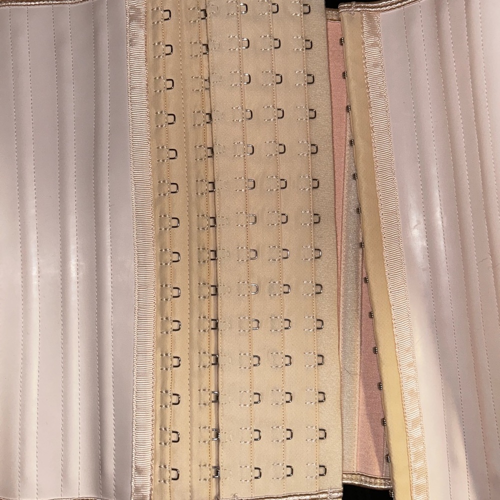 Corset - Picture 3 of 7